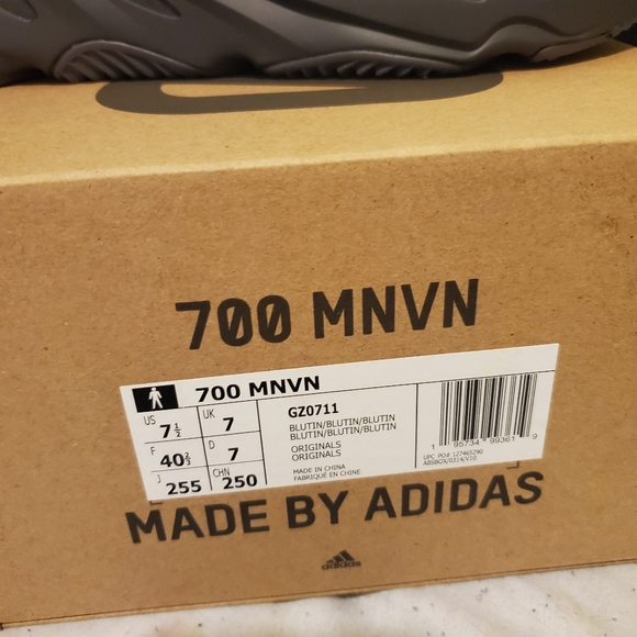 700 MNVN ADIDAS YEEZY BOOST US 7.5/UK 7 - Picture 4 of 10
